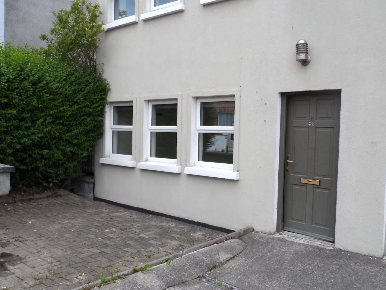 TO LET- Self Contained Own Door Office with off road Private Parking