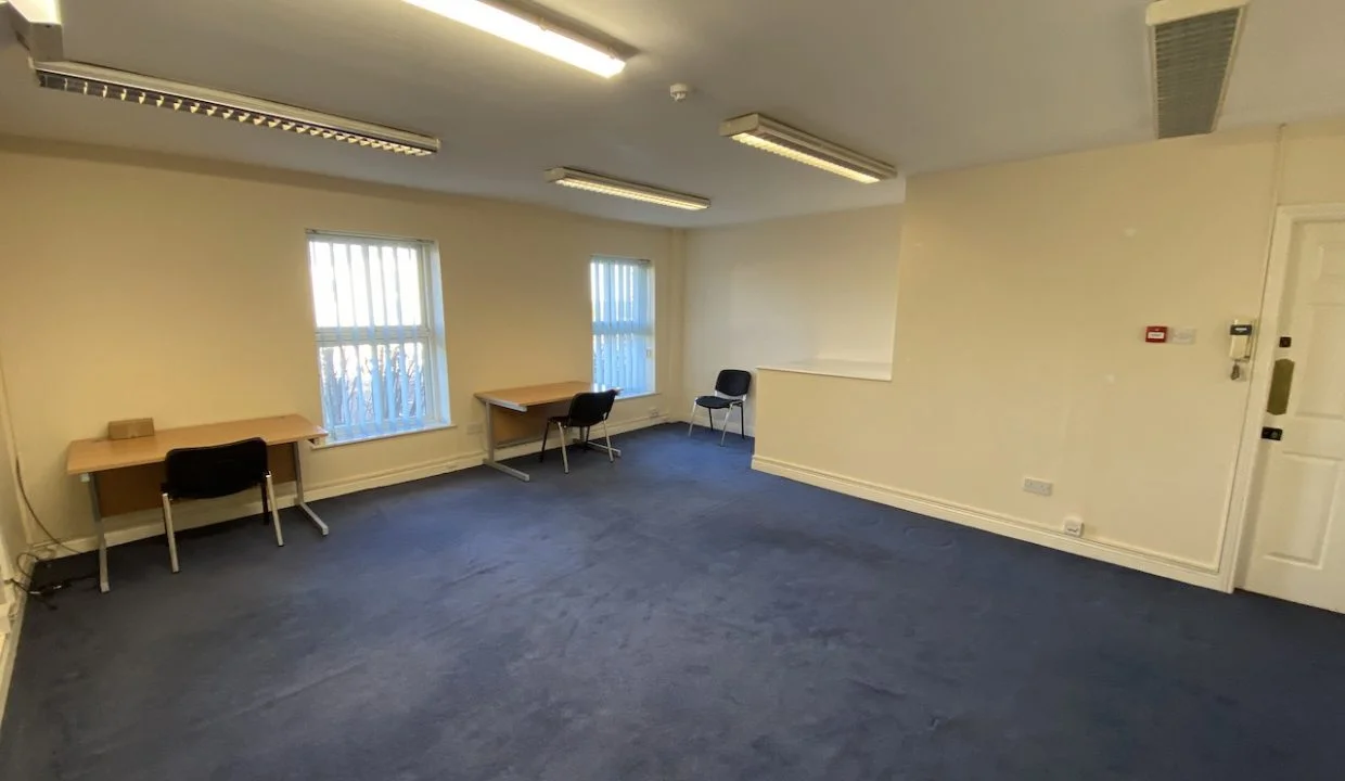 23 Top Flr Large Office