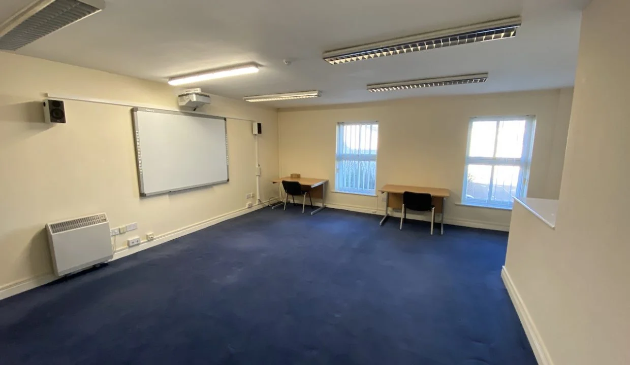 23 Top Flr Large Office a