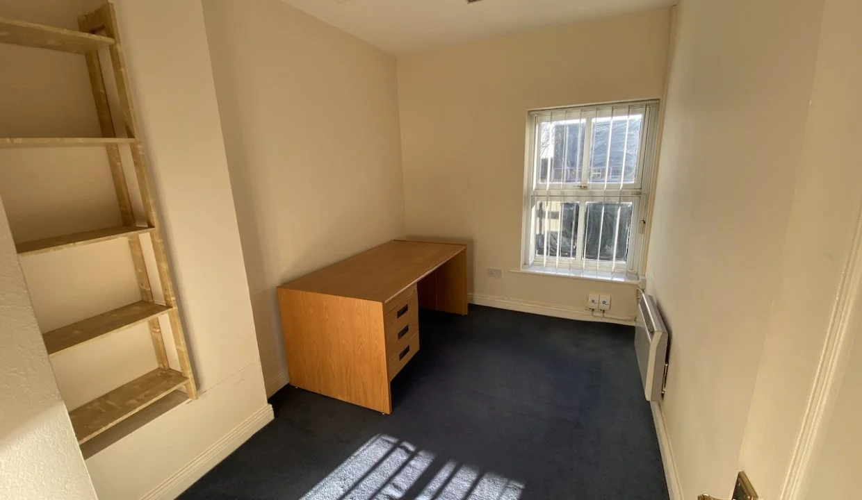 23 Top Flr rear Office